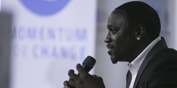 L'artiste Akon inaugure une usine de lampadaires solaires