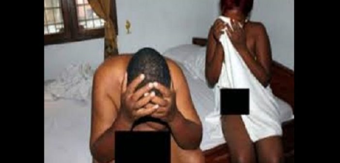 Un pasteur surpris en train de coucher avec la femme d’un autre, se retrouve nu dans la rue