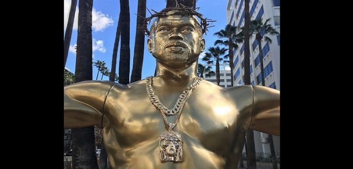 La sculpture dorée de Kanye West recouverte d’or sur Hollywood Boulevard 