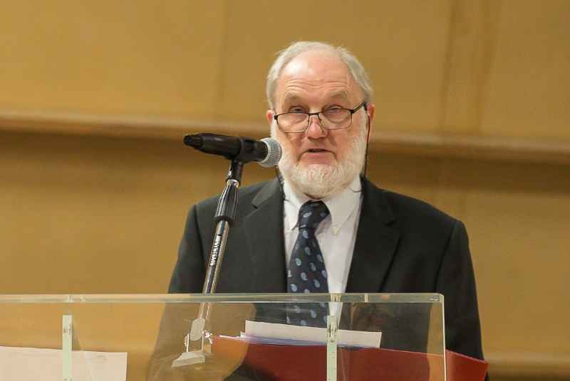 Un maire a traité les électeurs du Front National, parti de la candidate Marine Le Pen, de « Connards » ...