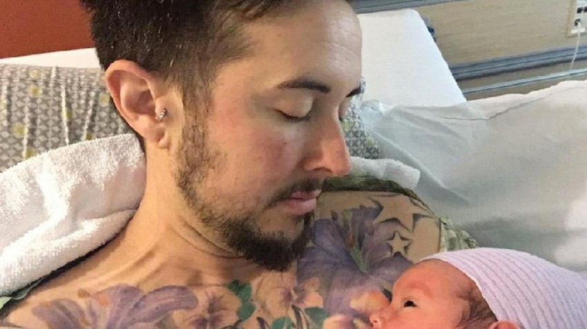 un homme transgenre enceinte a accouché de son premier enfant