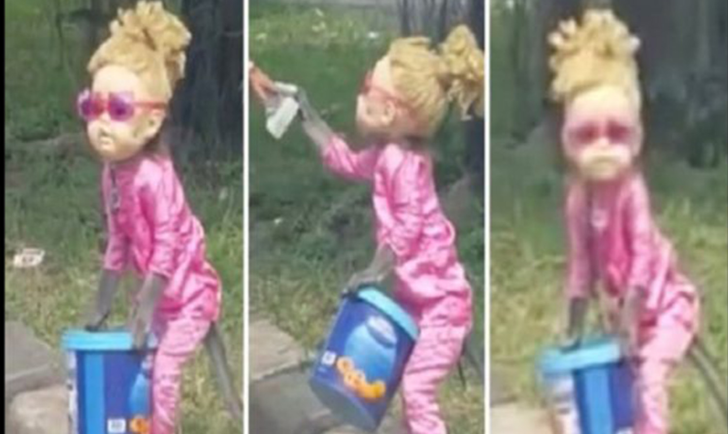 Un singe habillé en petite fille blonde, forcé à mendier