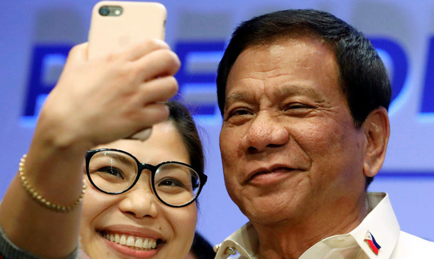 Duterte, le président Philippin promet de démissionner à quiconque lui prouvera l’existence de Dieu par un selfie avec Lui